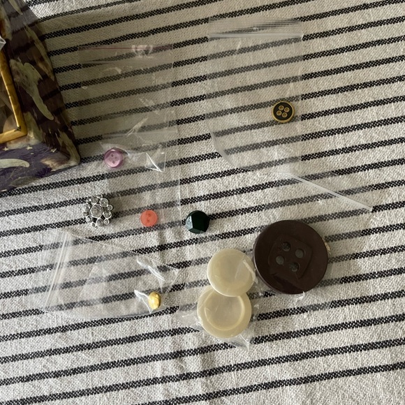 Buttons Bundle - Picture 6 of 7